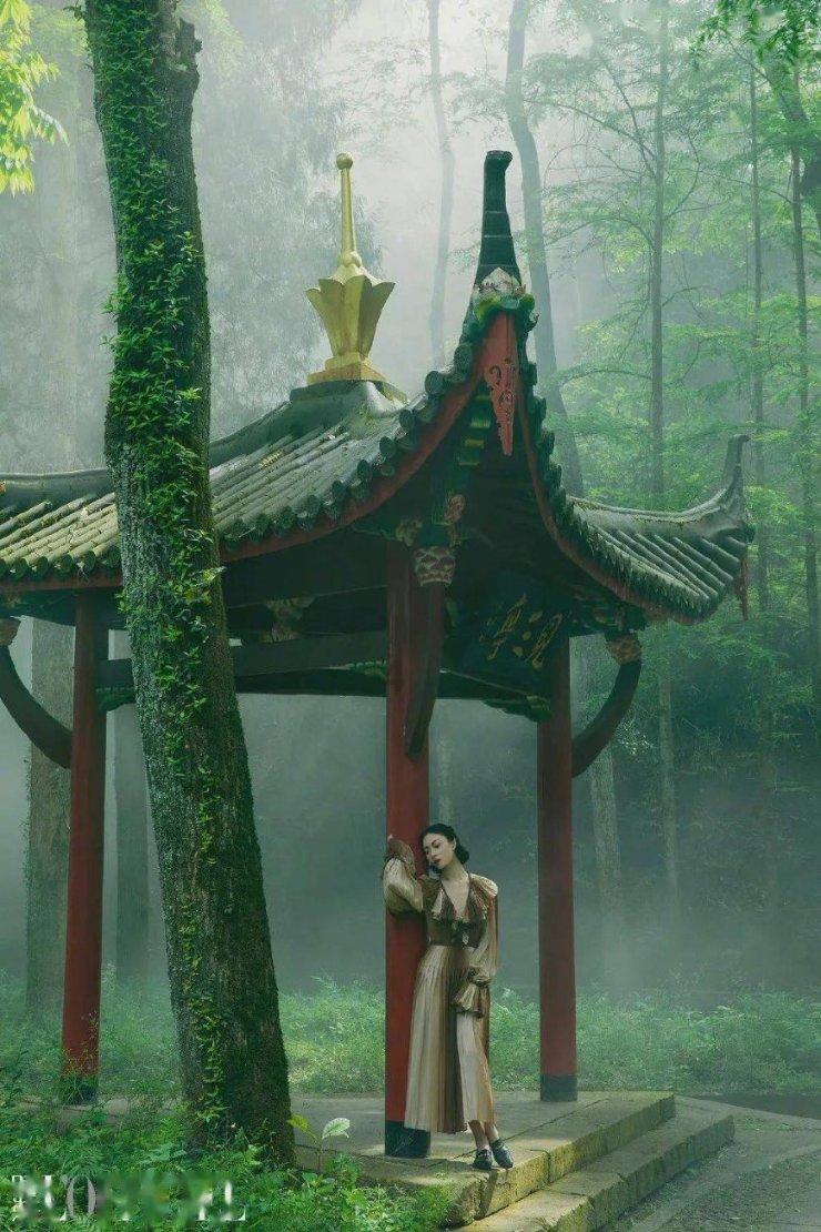 鞠婧祎《千香》新造型路透，看得出鞠鞠很努力在脱离网红妆了……
